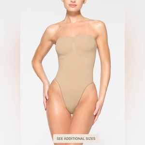 *NWT* SKIMS Seamless Sculpt Strapless Thong Bodysuit in ochre